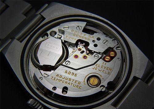 đồng hồ máy quartz là gì